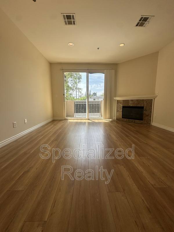 Townhouse for rent at 5716 Whitsett Ave #3, Valley Village, CA 91607