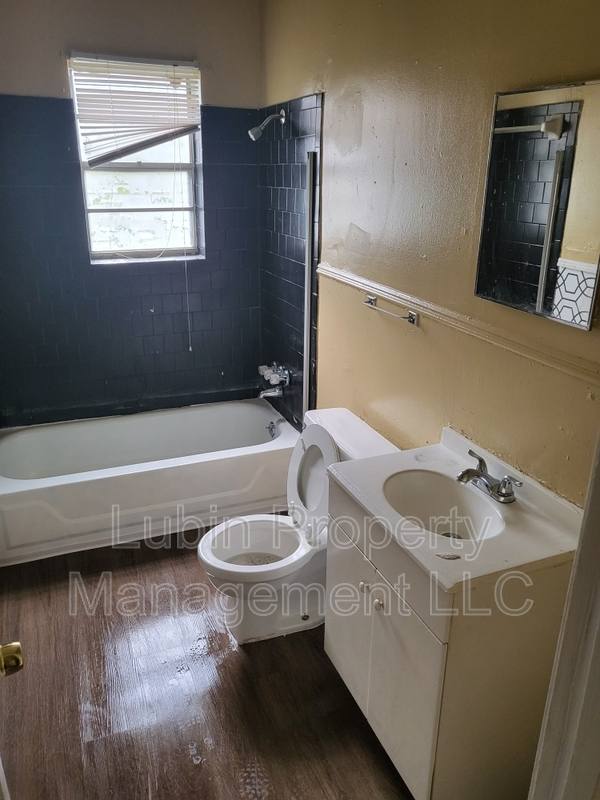 House for rent at 1326 Oak St, Memphis, TN 38106