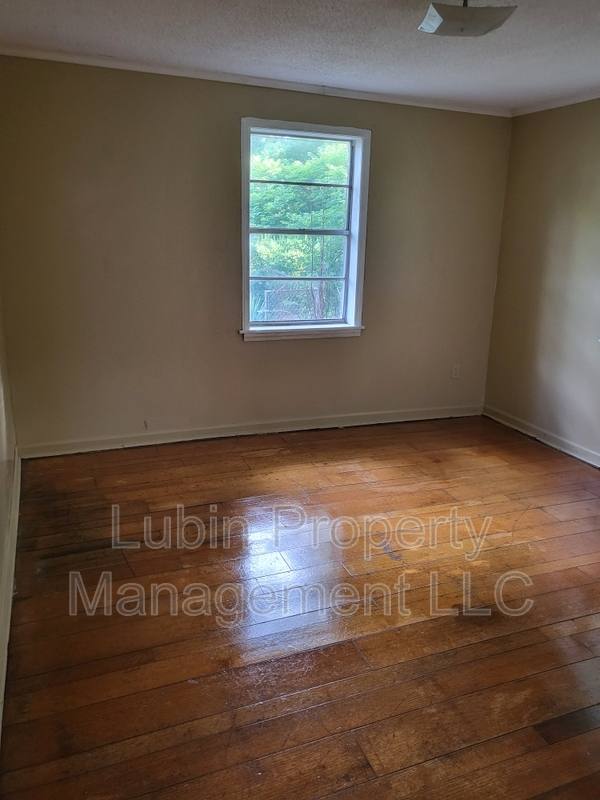 House for rent at 1326 Oak St, Memphis, TN 38106