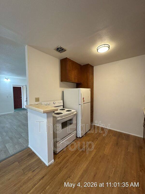 Apartment for rent at 560 S Richmond Ave #5, Hanford, CA 93230