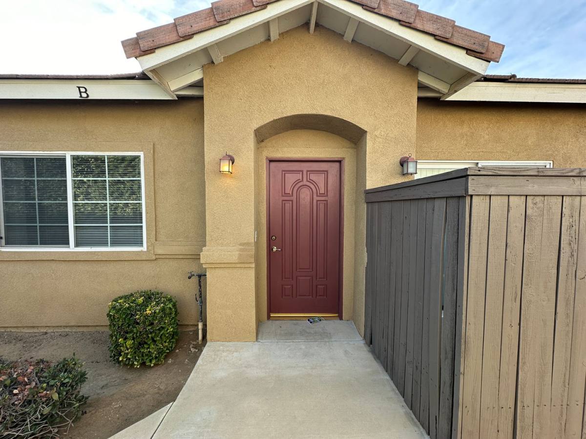 Apartment for rent at 718 Orchid Dr, Bakersfield, CA 93308