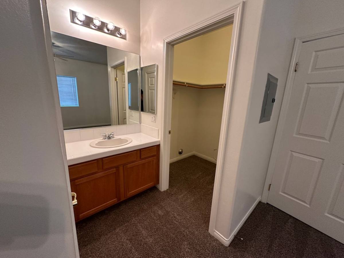 Apartment for rent at 718 Orchid Dr, Bakersfield, CA 93308