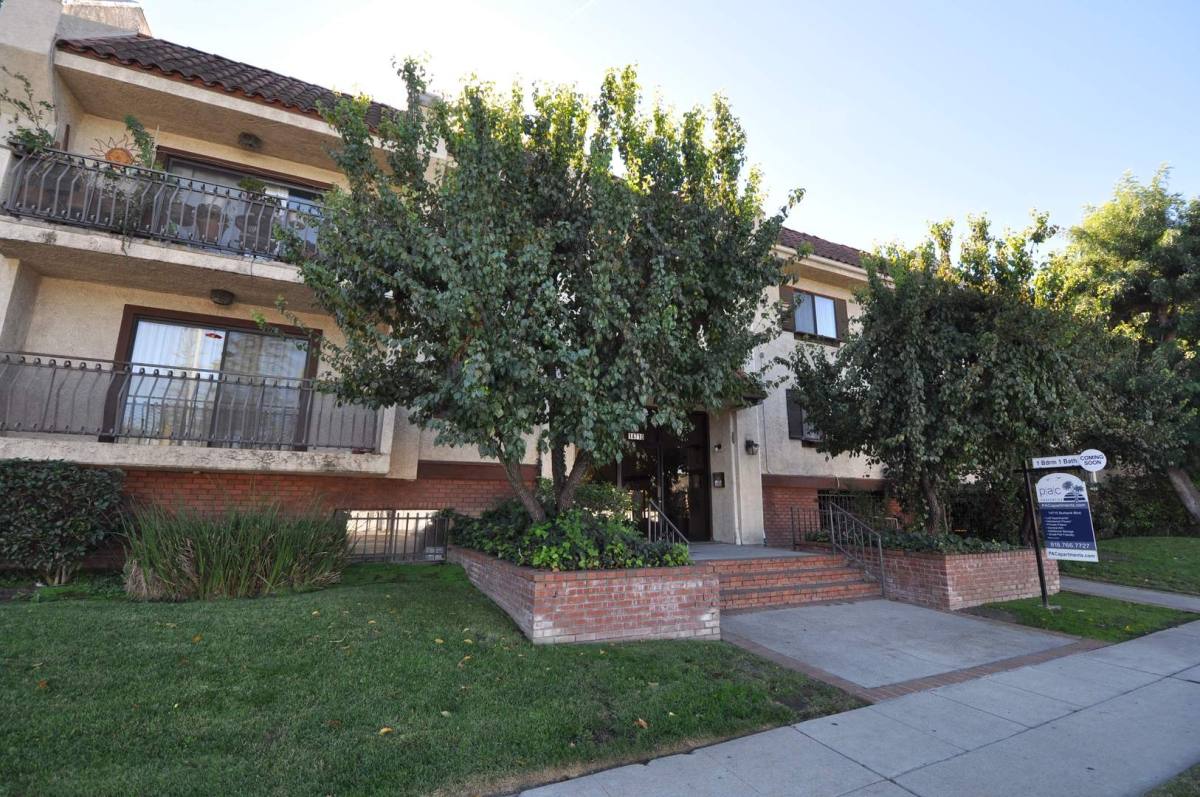 Apartment for rent at 14710 Burbank Blvd, Van Nuys, CA 91411