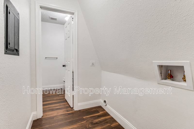 Apartment for rent at 809 E Pioneer Dr, Irving, TX 75061