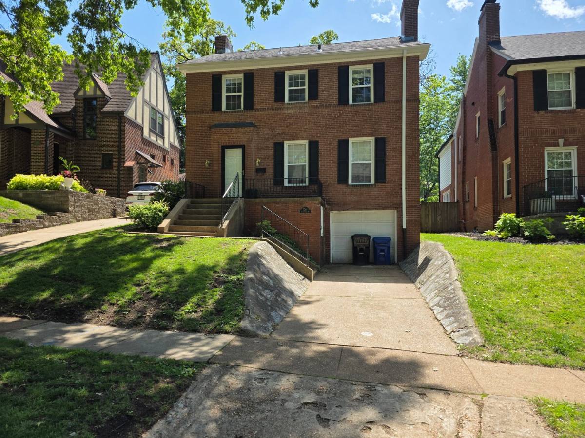 House for rent at 7264 Northmoor Dr, Saint Louis, MO 63105