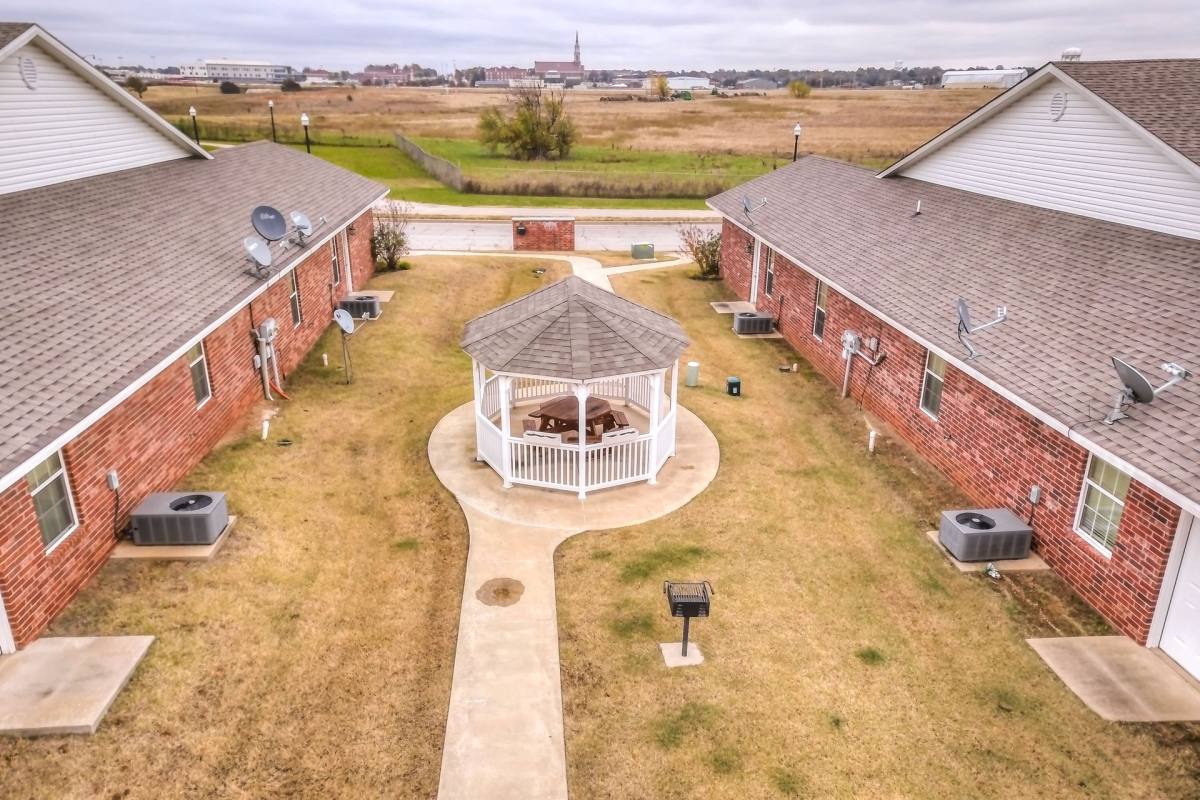 Townhouse for rent at 1701 W Macarthur, Shawnee, OK 74804