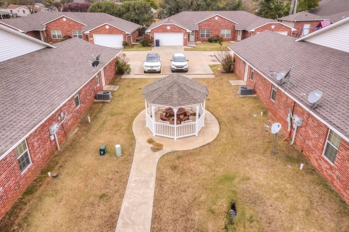Townhouse for rent at 1701 W Macarthur, Shawnee, OK 74804