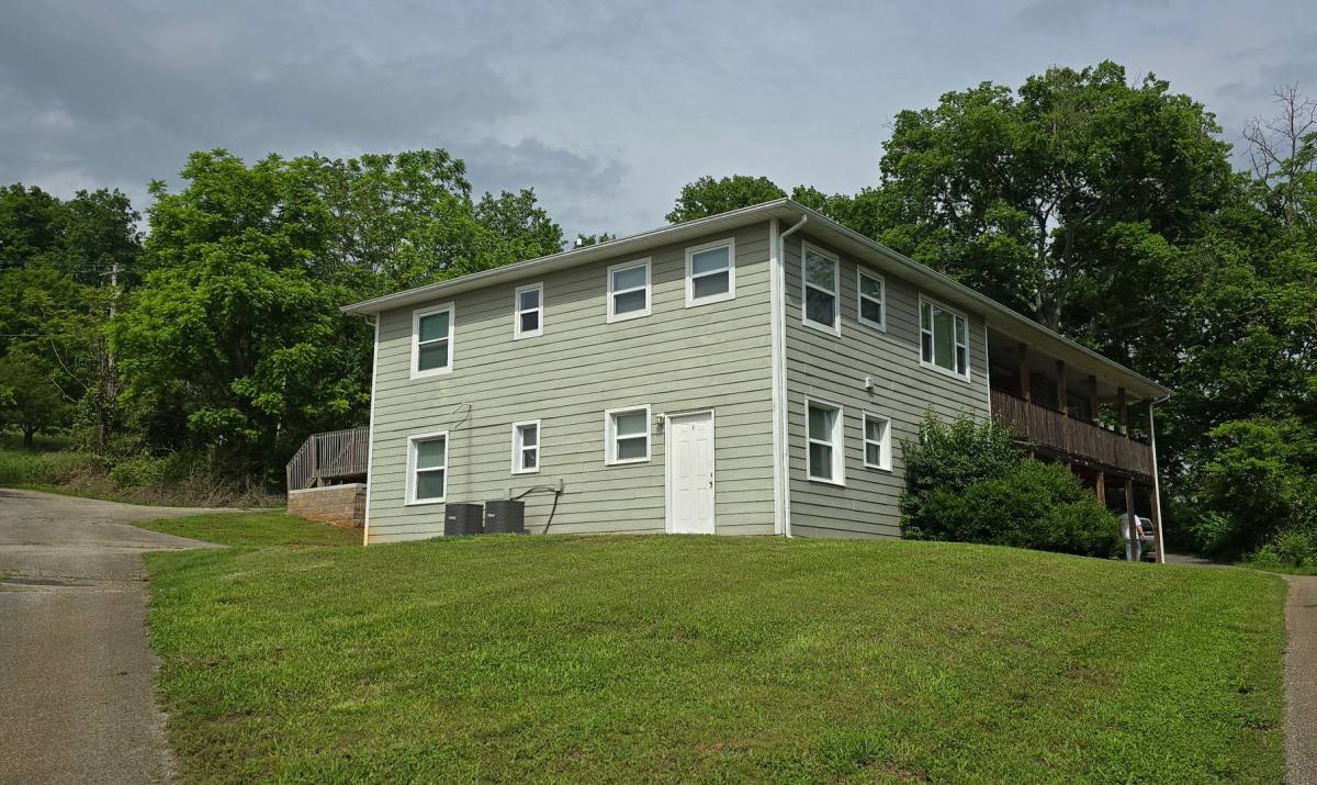 Apartment for rent at 104 Skyline Dr, Harriman, TN 37748