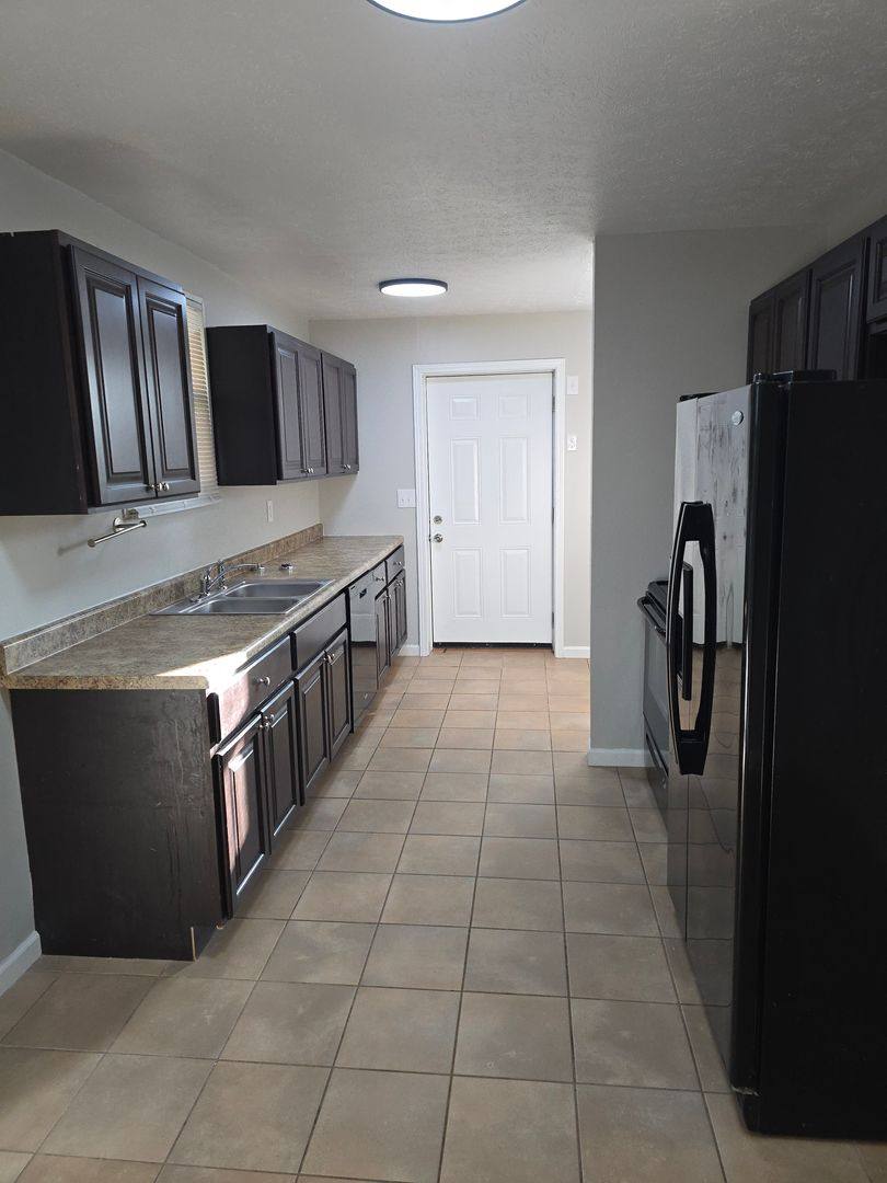 Apartment for rent at 104 Skyline Dr, Harriman, TN 37748