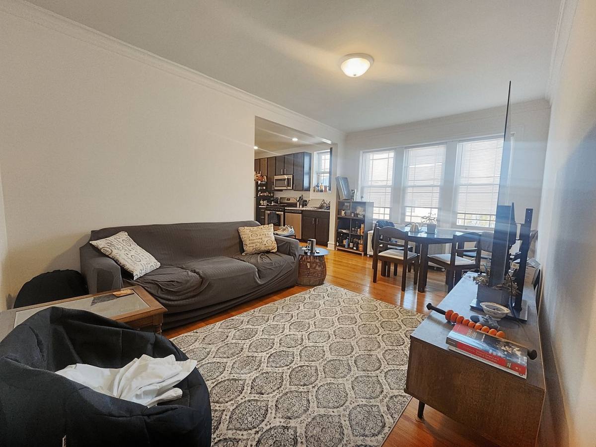Apartment for rent at 2722 W Farragut, Chicago, IL 60625