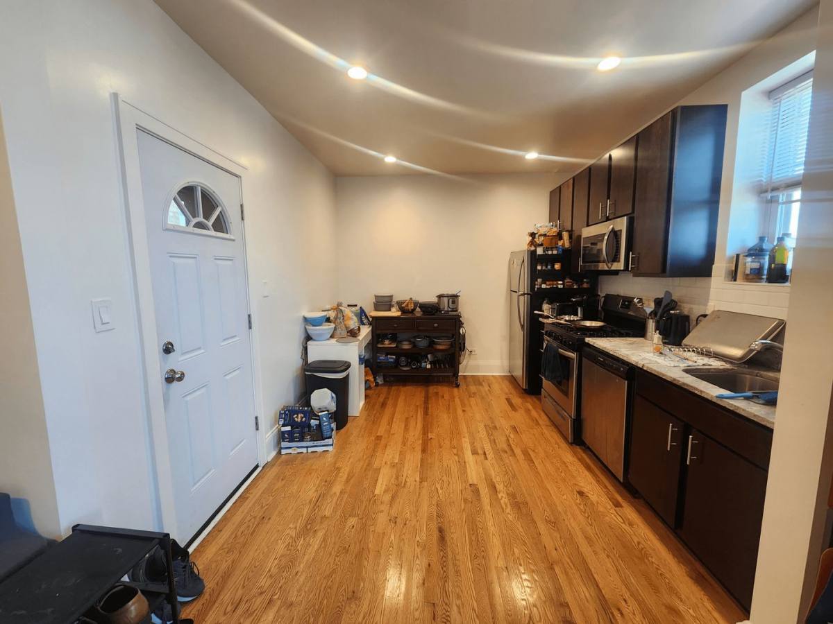 Apartment for rent at 2722 W Farragut, Chicago, IL 60625