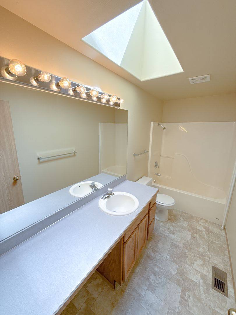 Apartment for rent at 5542-5542 Glenridge Way, Klamath Falls, OR 97603