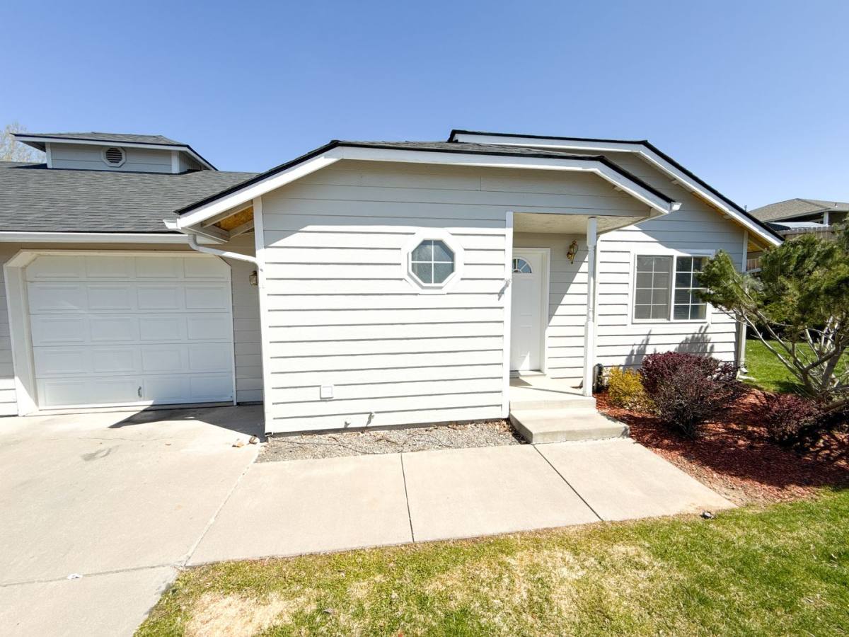 Apartment for rent at 5542-5542 Glenridge Way, Klamath Falls, OR 97603