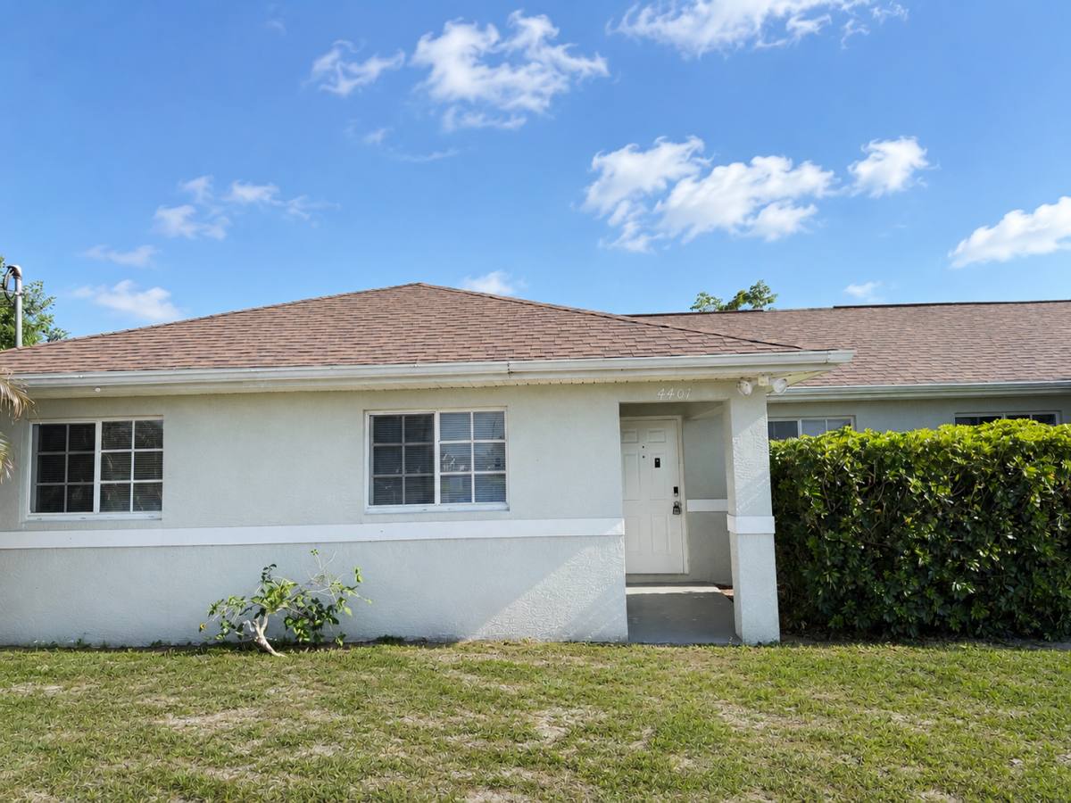 Townhouse for rent at 4401 22nd St SW, Lehigh Acres, FL 33973