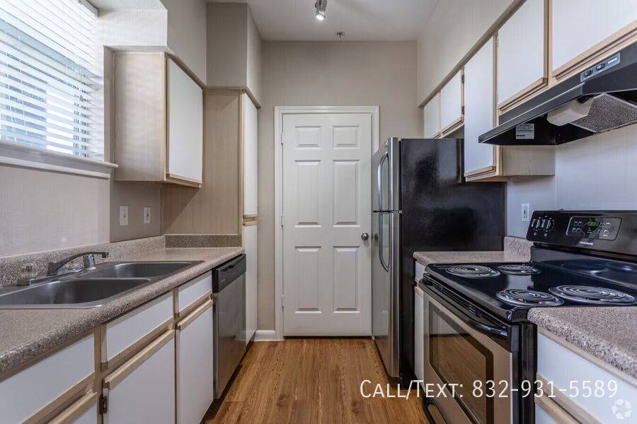 Apartment for rent at 9835 Windmill Lakes Blvd, Houston, TX 77075