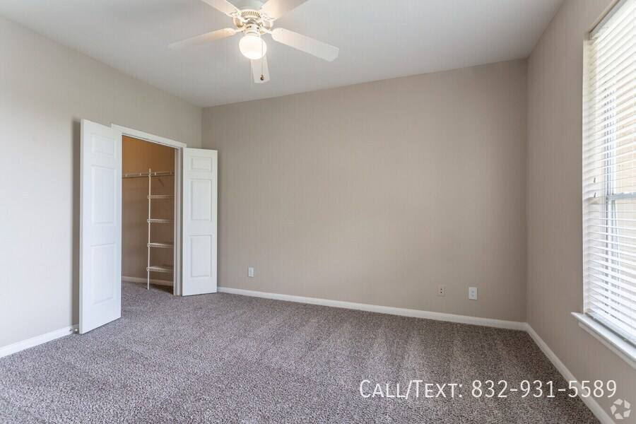 Apartment for rent at 9835 Windmill Lakes Blvd, Houston, TX 77075