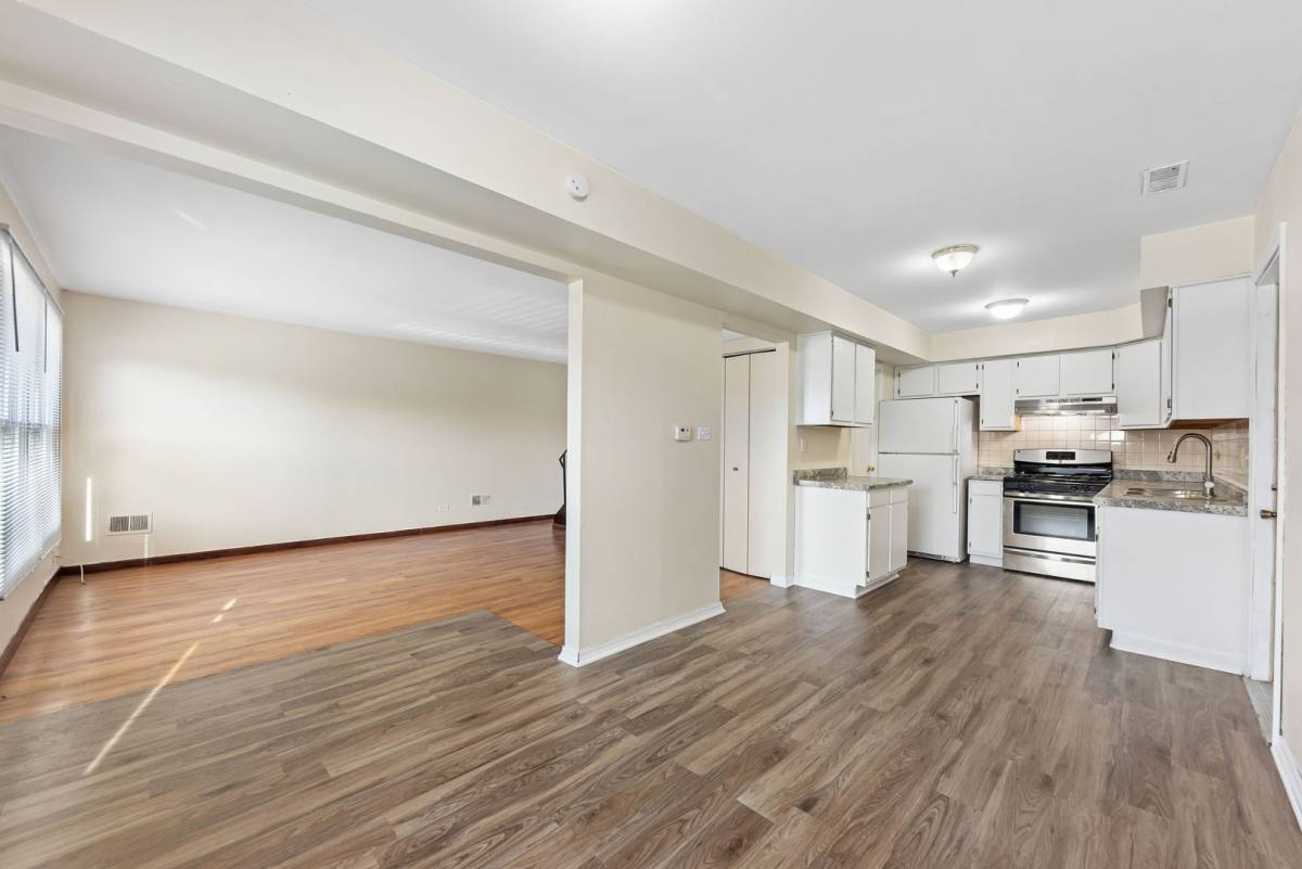 Townhouse for rent at 1960 Liberty Place, Hoffman Estates, IL 60169