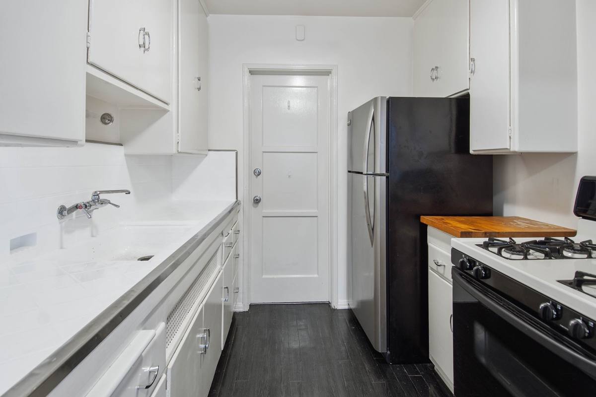 Apartment for rent at 8563-8569 Holloway Dr, West Hollywood, CA 90069