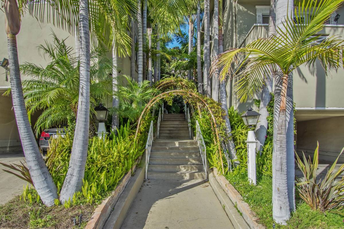 Apartment for rent at 8563-8569 Holloway Dr, West Hollywood, CA 90069