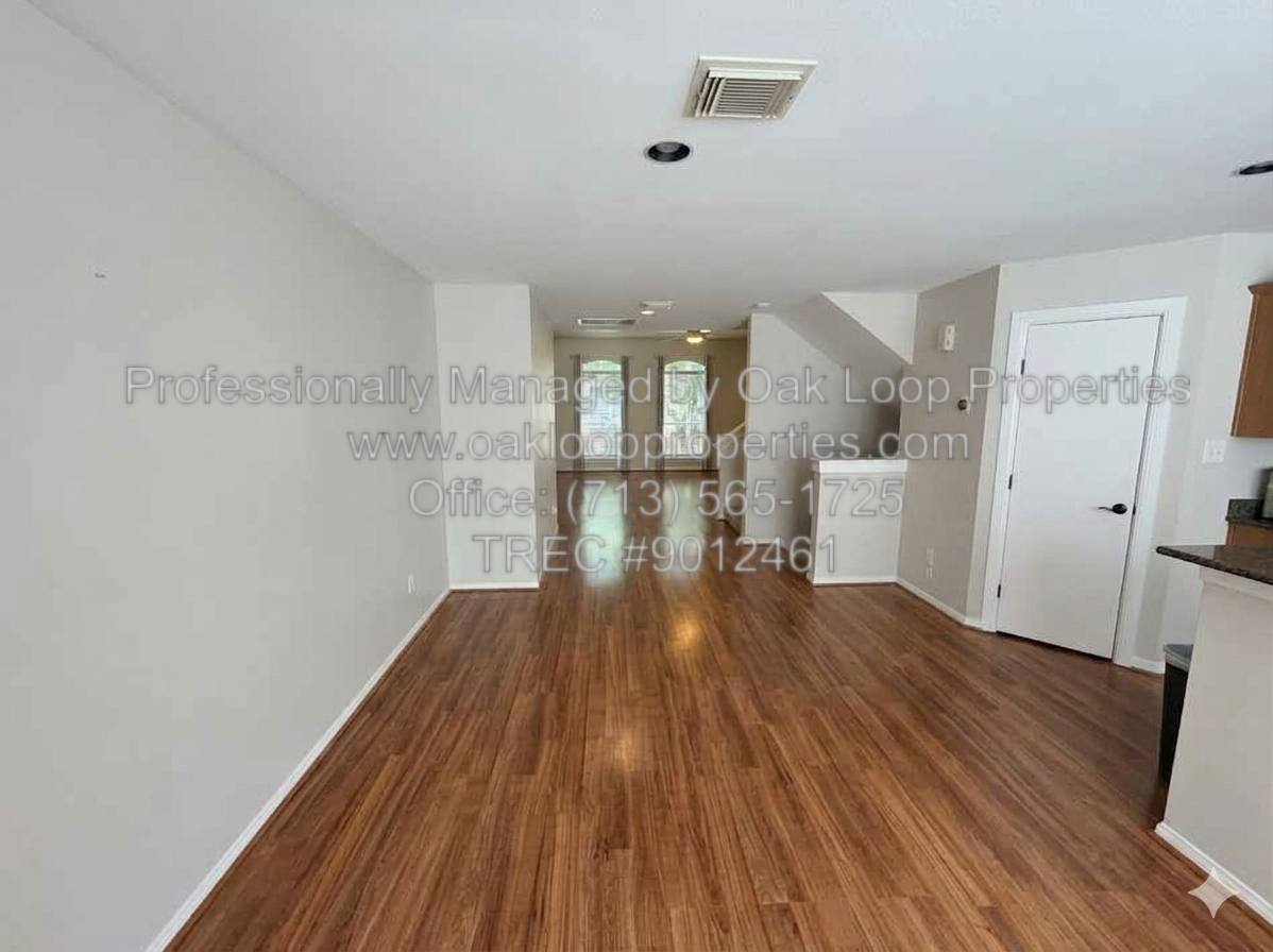 Townhouse for rent at 1253 W 17th St, Houston, TX 77008