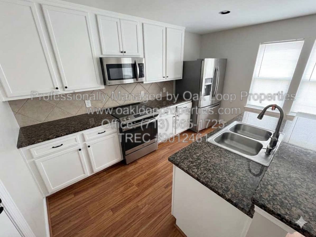 Townhouse for rent at 1253 W 17th St, Houston, TX 77008