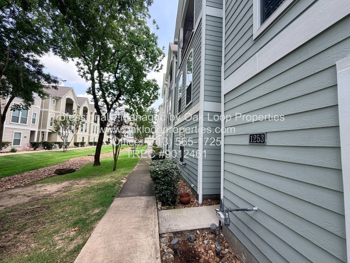 Townhouse for rent at 1253 W 17th St, Houston, TX 77008