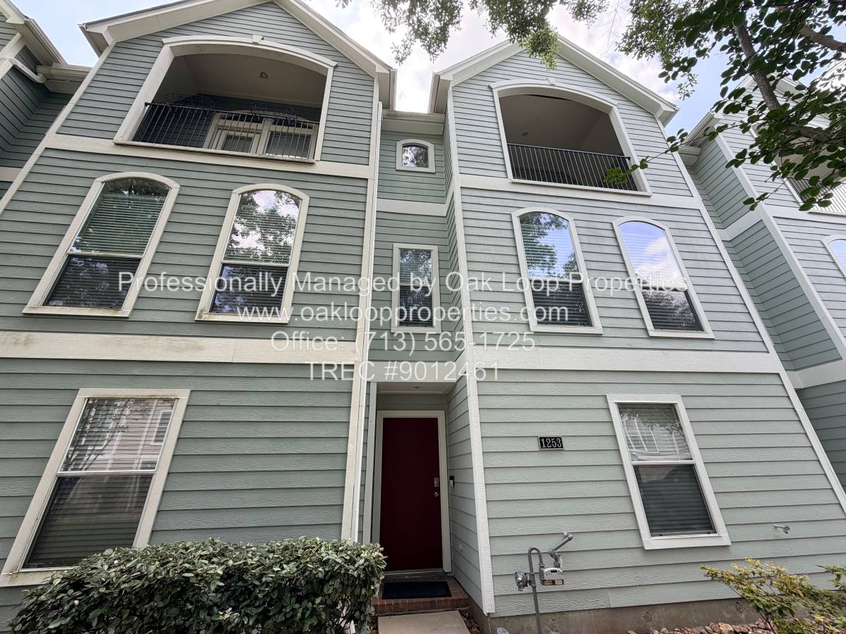 Townhouse for rent at 1253 W 17th St, Houston, TX 77008