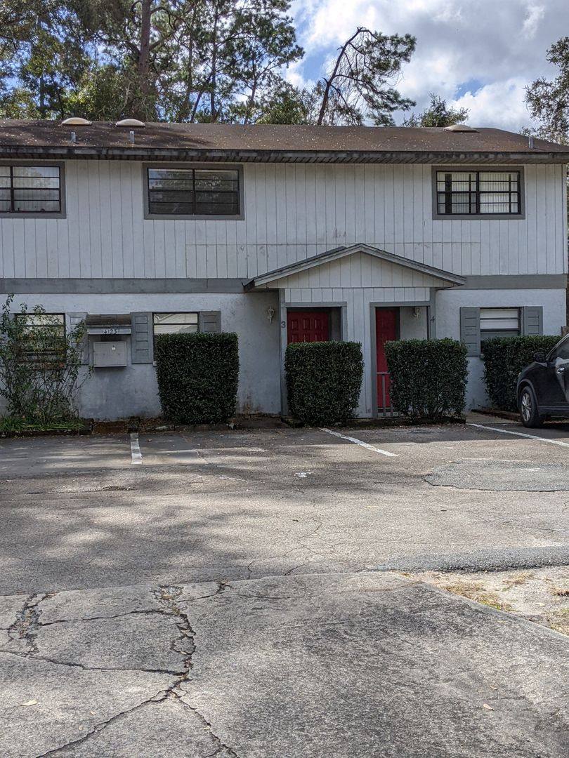 Apartment for rent at 4123 SW 15th Place #3, Gainesville, FL 32607