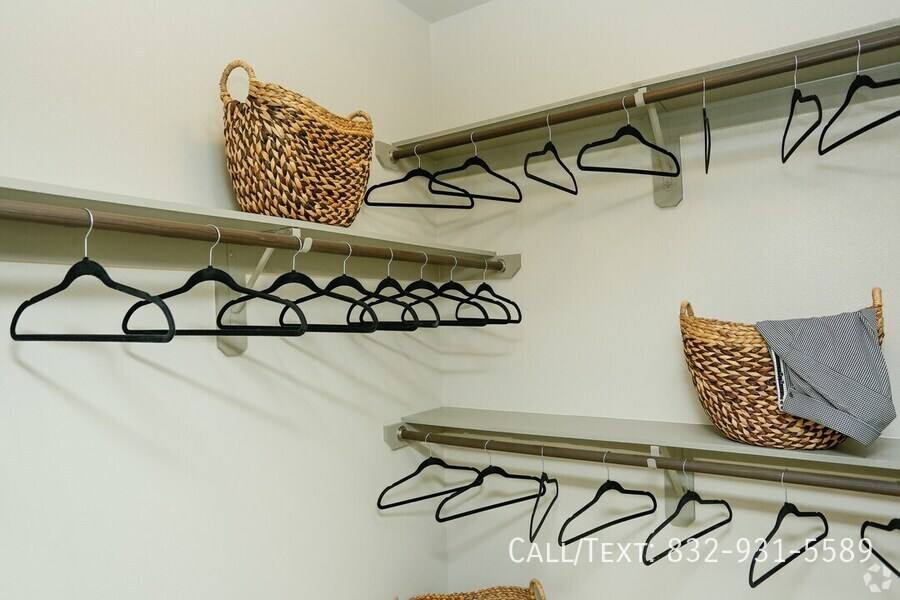 Apartment for rent at 5700 Green Tree Rd #AAT1, Houston, TX 77056