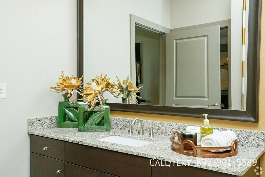 Apartment for rent at 5700 Green Tree Rd #AAT1, Houston, TX 77056