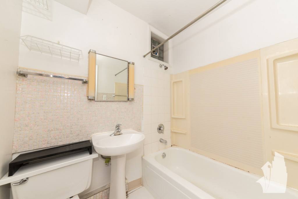 Apartment for rent at 1507 W Barry Ave #2, Chicago, IL 60660