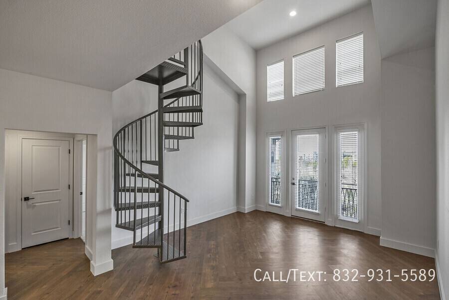 Apartment for rent at 552 Gillette St #SS2, Houston, TX 77019