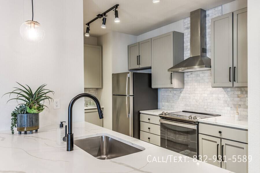 Apartment for rent at 552 Gillette St #SS2, Houston, TX 77019