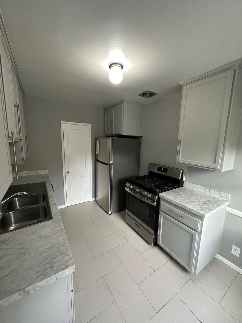 Apartment for rent at 1366 Beverly Glen Blvd, Los Angeles, CA 90024