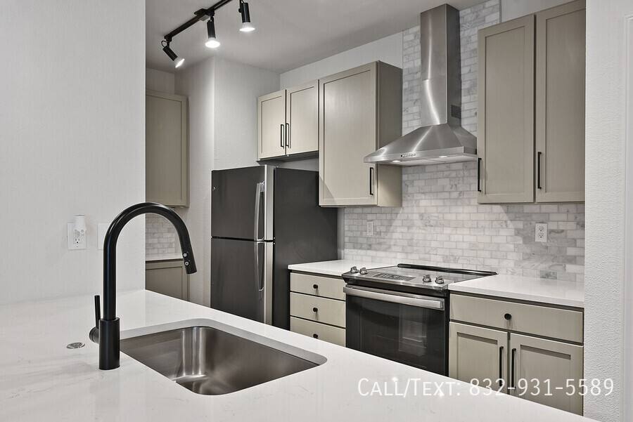Apartment for rent at 552 Gillette St #SS1, Houston, TX 77019