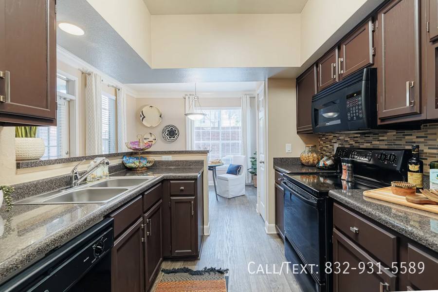 Apartment for rent at 1098 Town Place St #10WS, Houston, TX 77057
