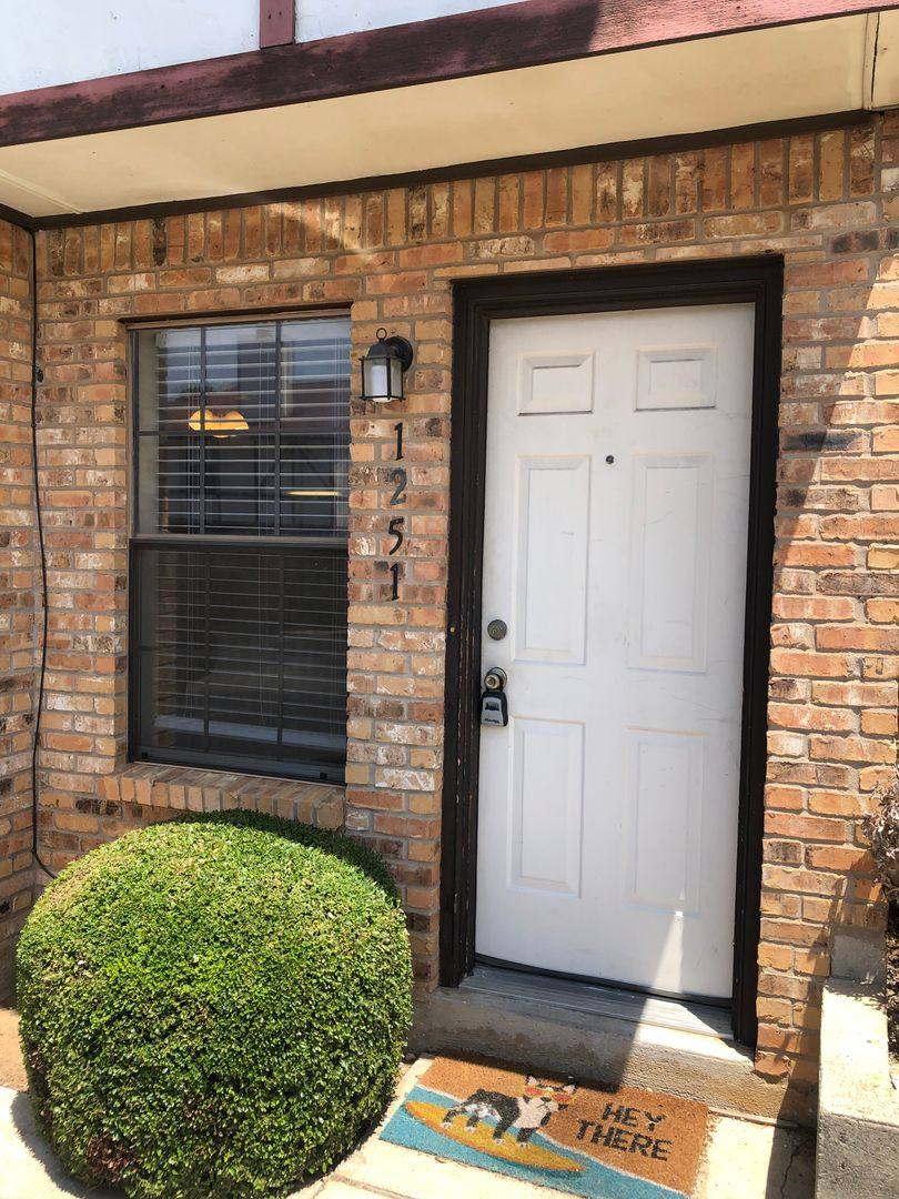 Townhouse for rent at 1251 Dallas Dr, Denton, TX 76205