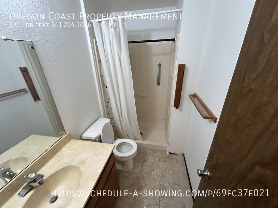 Apartment for rent at 3940 Evergreen Ave #3, Depoe Bay, OR 97341