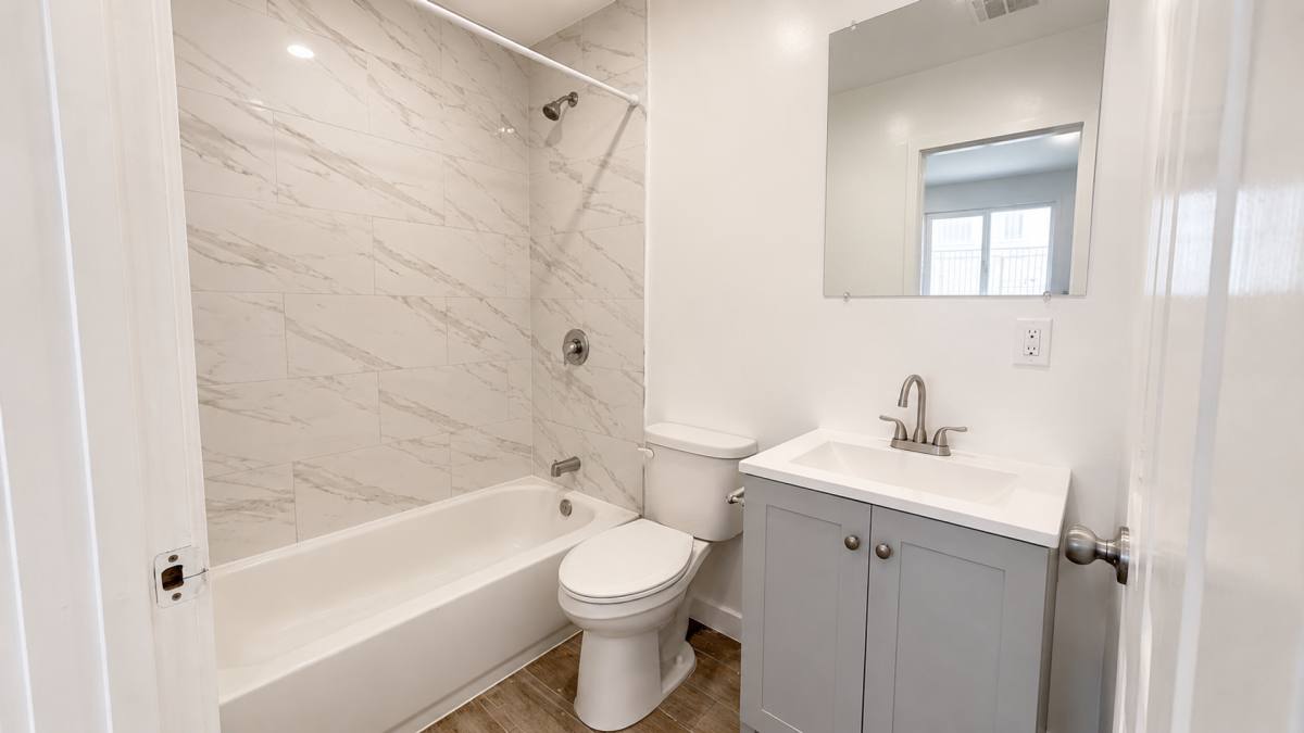 Apartment for rent at 5857-5863 1 2 S W Blvd, Los Angeles, CA 90043