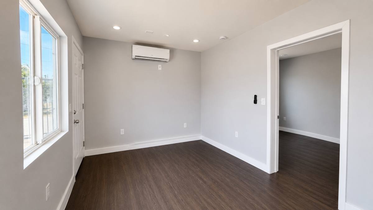 Apartment for rent at 5857-5863 1 2 S W Blvd, Los Angeles, CA 90043
