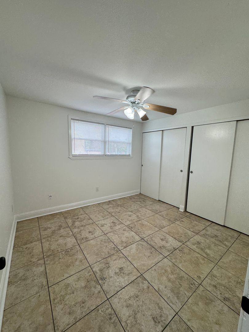 Apartment for rent at 305 N Hullen St, Metairie, LA 70001