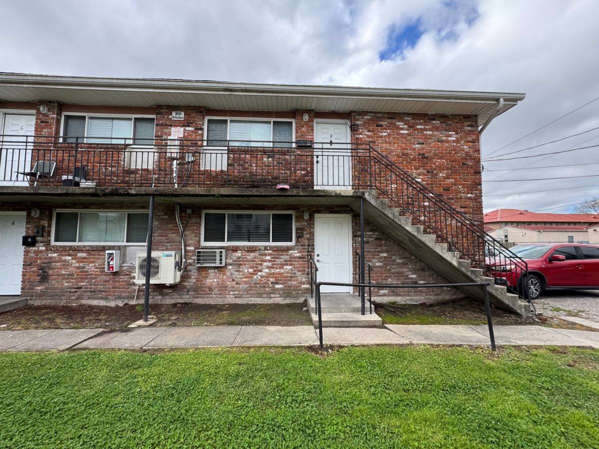 Apartment for rent at 305 N Hullen St, Metairie, LA 70001