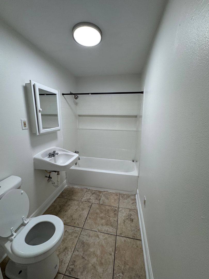 Apartment for rent at 305 N Hullen St, Metairie, LA 70001