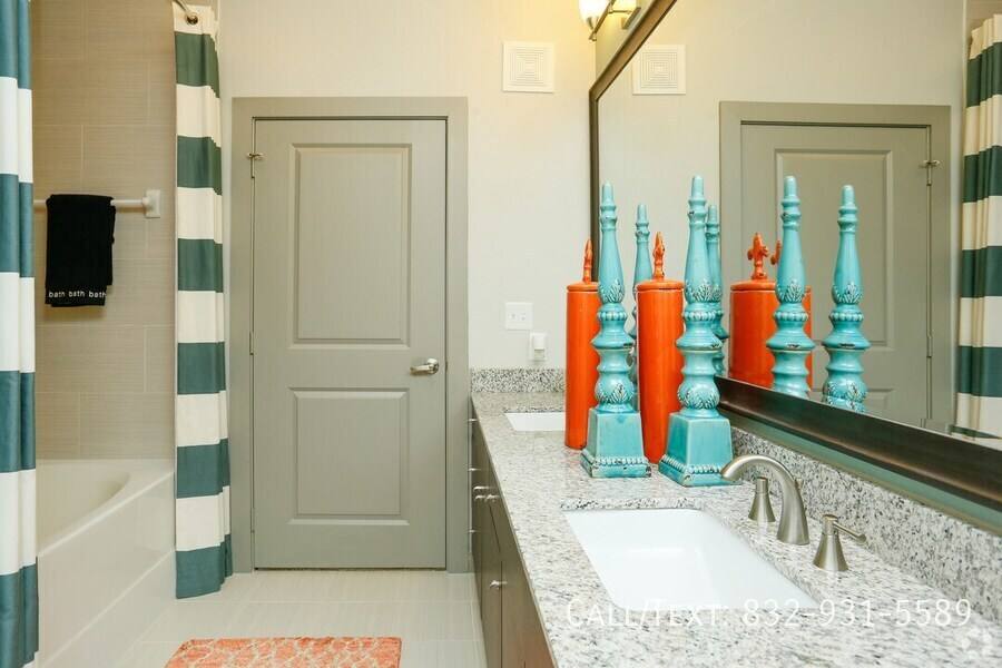 Apartment for rent at 5700 Green Tree Rd #AAT2, Houston, TX 77056