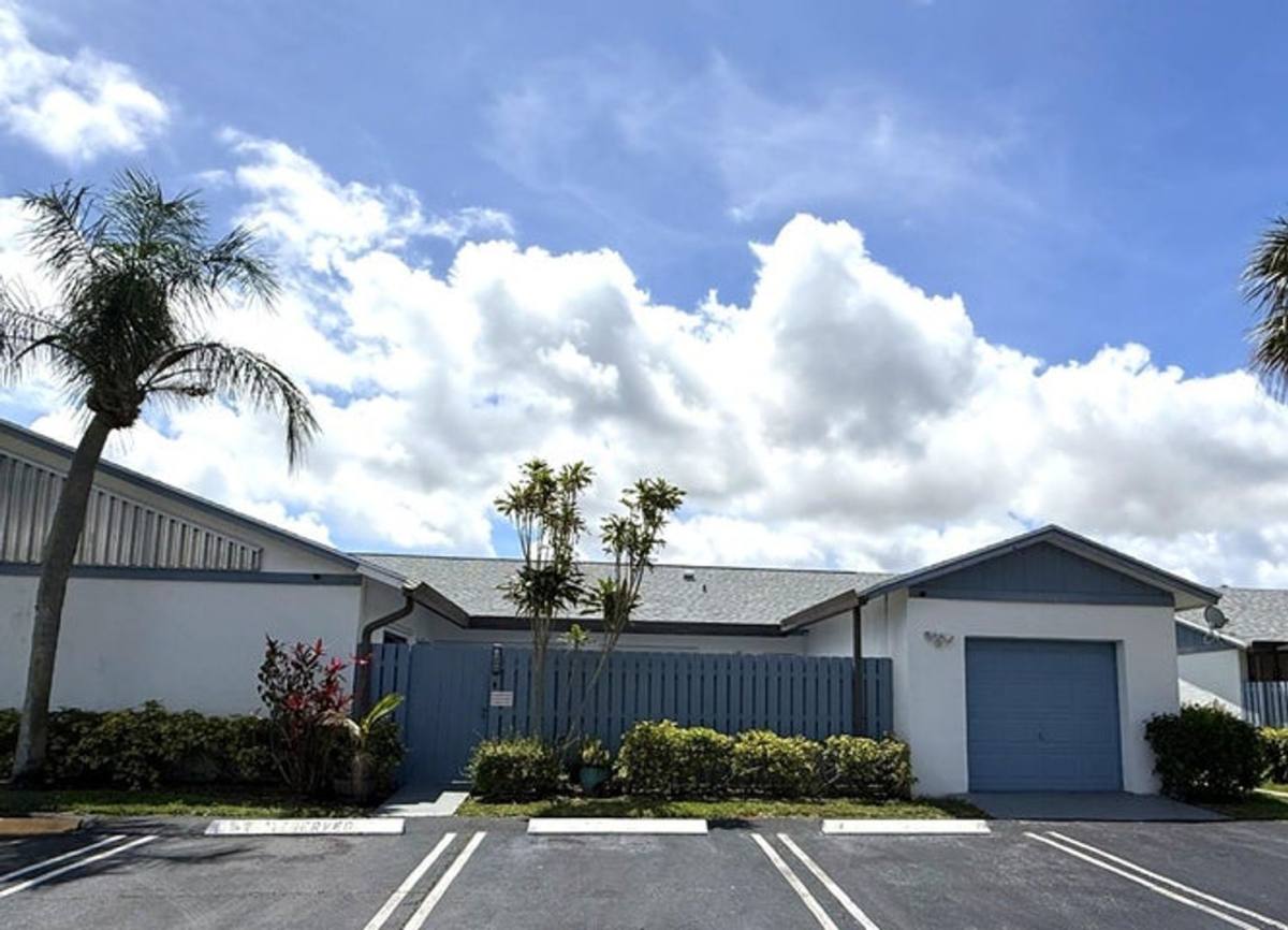 House for rent at 1204 Timberlane Circle, Lake Worth, FL 33463