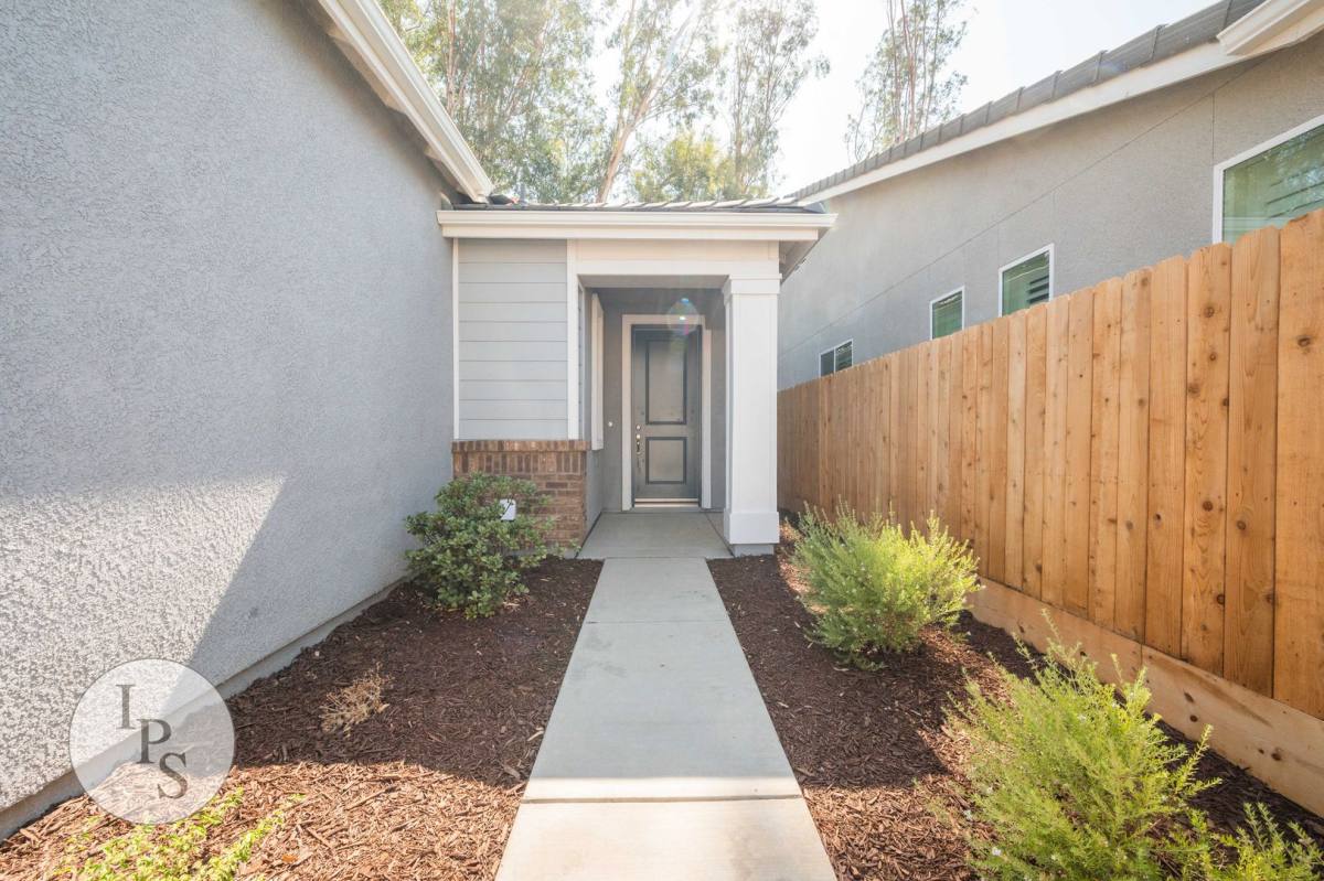 House for rent at 1457 Las Rosas, Clovis, CA 93619