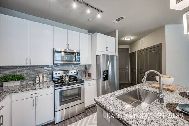 Apartment for rent at 1898 Center St #MHW1, Houston, TX 77007