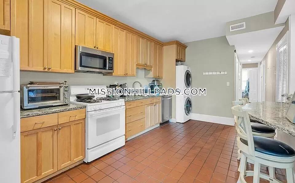 Apartment for rent at 5 Sachem St #2, Roxbury Crossing, MA 02120