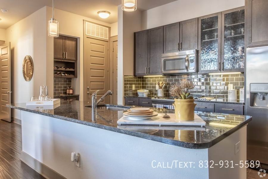 Apartment for rent at 2501 McKinney St #CRT2, Houston, TX 77003
