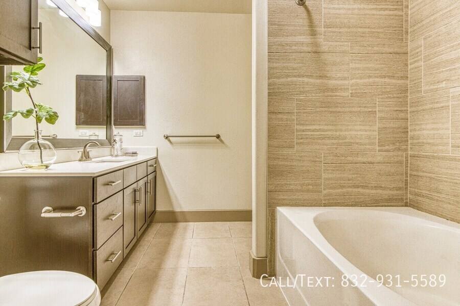 Apartment for rent at 668 W Dallas St #SAMN1, Houston, TX 77019